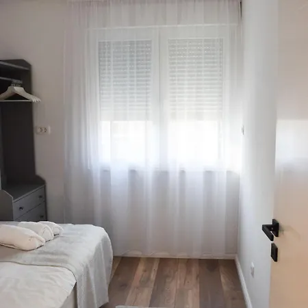 Worldwide Apartment Split