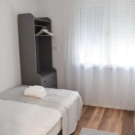 Worldwide Apartment *