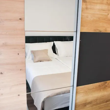 Worldwide Apartment *