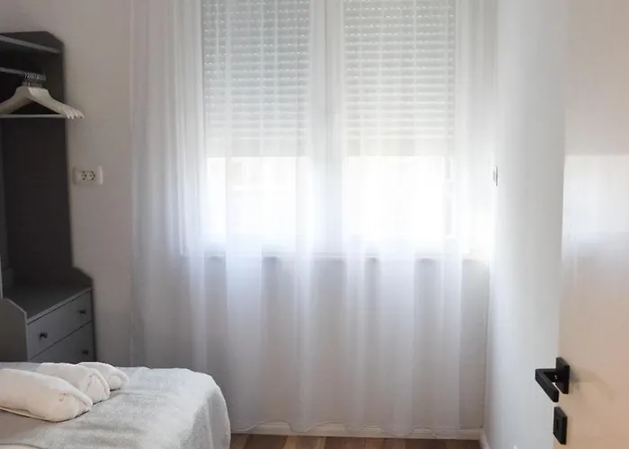 Worldwide Apartment Split